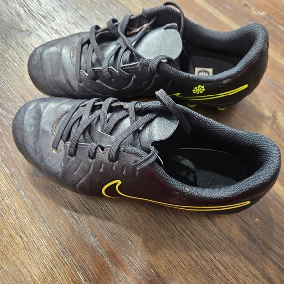 Nike Jr. Tiempo Legend Black and Yellow Youth Soccer Cleats Sz 4.5 - Picture 1 of 5